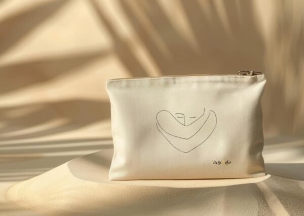 pochette-pochi-confiance-en-soi Pochette Pochi Confiance en soi avec un tracé représentant une personne qui se prend elle-même dans ses bras, logo Pochi Kibo en bas à droite, posée sur un dôme de sable avec fond beige assorti et ombres végétales, ambiance naturelle et douce.