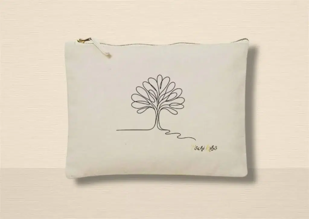 Pochette Pochi Deuil beige photographiée de face sur fond beige, tracé représentant un arbre de vie, logo Pochi Kibo en bas à droite. Pochettes d’accompagnement et de soutien.