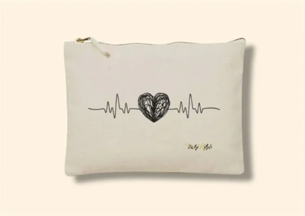 pochette-pochi-emotions-face Pochette Pochi Émotions beige photographiée de face sur fond beige, tracé débutant par une ligne de fréquence cardiaque, formant un cœur noir au milieu, et reprenant la fréquence cardiaque à la fin, logo Pochi Kibo en bas à droite. Pochettes d’accompagnement et de soutien.