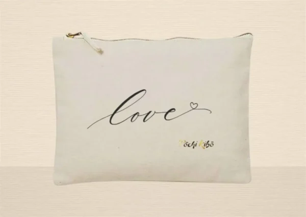 pochette-pochi-love-face Pochette Pochi Love beige photographiée de face sur fond beige, tracé représentant le mot "Love" se terminant par un cœur, logo Pochi Kibo en bas à droite. Pochettes d’accompagnement et de soutien.