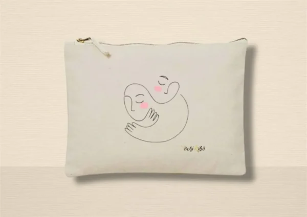 pochette-pochi-reconfort-face Pochette Pochi Réconfort beige photographiée de face sur fond beige, tracé représentant deux personnes qui se réconfortent en s’enlaçant. Pochettes d’accompagnement et de soutien.