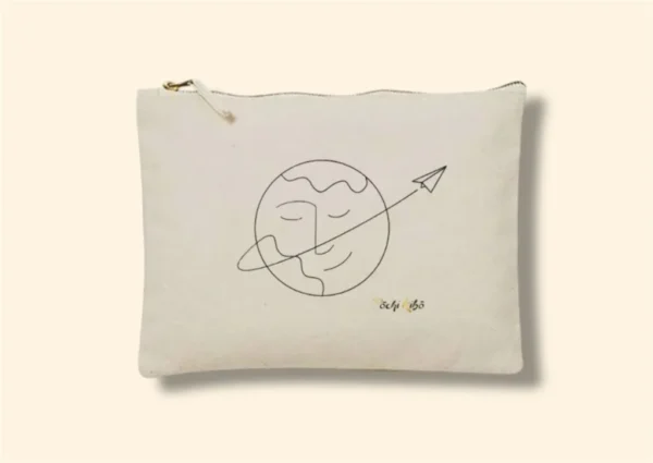 pochette-pochi-voyage-face Pochette Pochi Voyage beige photographiée de face sur fond beige, tracé représentant une Terre souriante et un tracé continu se terminant par un avion en papier. Pochettes d’accompagnement et de soutien.