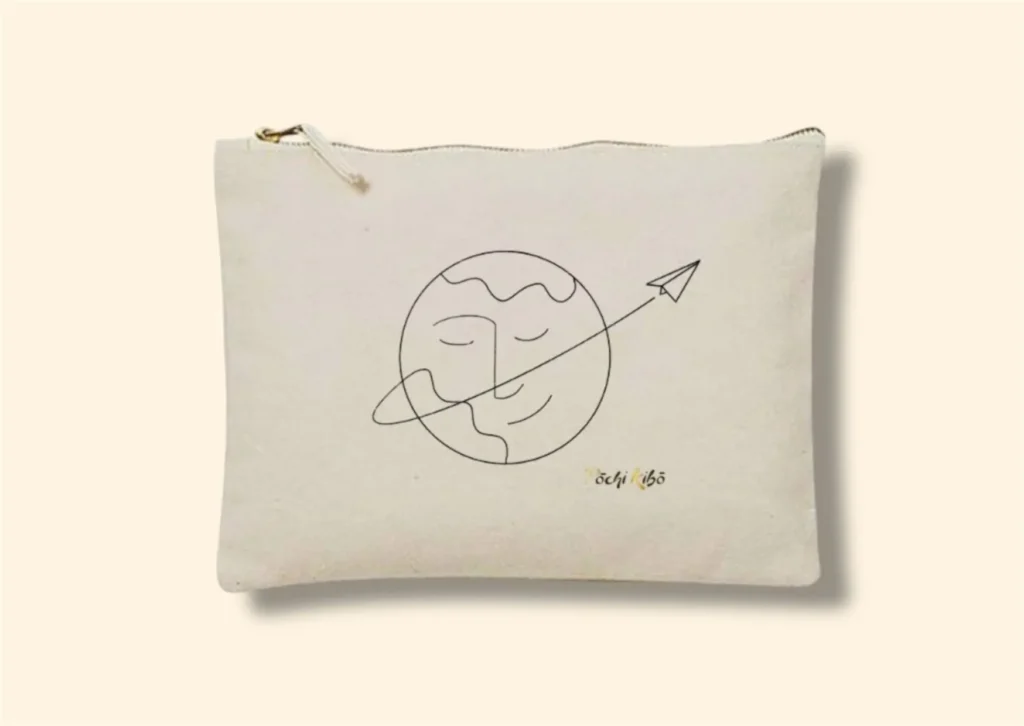 Pochette Pochi Voyage beige photographiée de face sur fond beige, tracé représentant une Terre souriante et un tracé continu se terminant par un avion en papier. Pochettes d’accompagnement et de soutien.