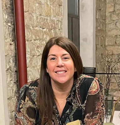 Alexia, créatrice de la marque Pochi Kibo assise dans un open space. Pochi Kibo, l'univers bien-être