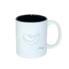 Mug Confiance en soi Pochi Kibo sur fond blanc, intérieur noir, avec un dessin représentant une personne qui se prend elle-même dans ses bras