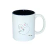 Mug Réconfort Pochi Kibo sur fond blanc, intérieur noir, avec un dessin représentant deux personnes qui s'enlacent
